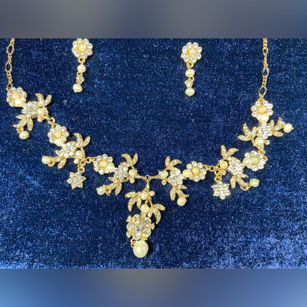 Necklace Rhinestone & Pearl Encrusted necklace and Earrings‎ Like New